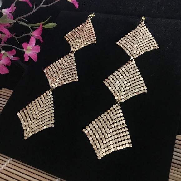 💙 5 for $25 💙 Gold Mesh Dangle Earrings - Picture 3 of 6